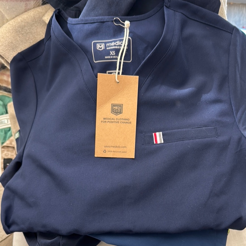 NWT mediclo XSNavy Blue Medical Scrub Top